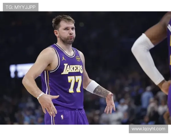 东契奇伤退里夫斯爆发湖人险胜